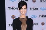 Jaimie Alexander ousa ao escolher vestido Azzaro com transparência para première