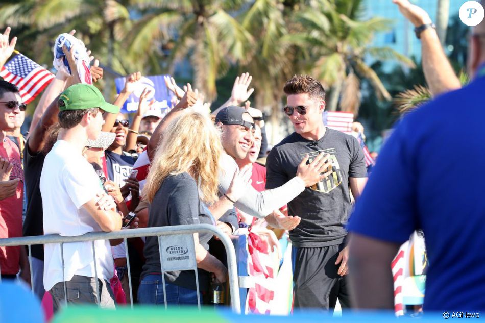 Zac Efron foi assediado por fãs nesta quarta-feira 17 de agosto de 2016 em Copacabana, Rio de Janeiro, onde gravou um programa para uma emissora americana que está fazendo a cobertura da Olimpíada Rio 2016
