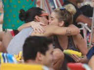 Danielle Winits e o namorado, André Gonçalves, trocam beijos na praia. Fotos!