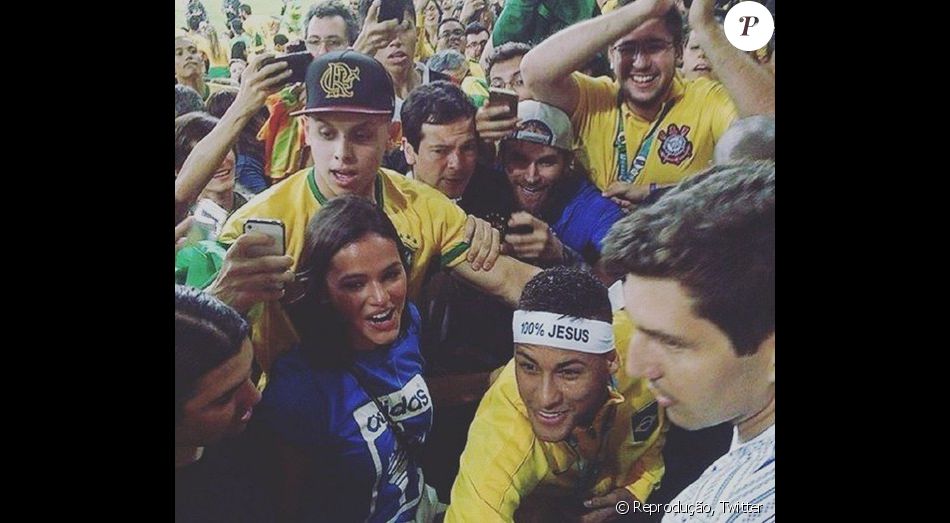 Após vitória do Brasil, Neymar subiu a arquibancada para abraçar Bruna Marquezine