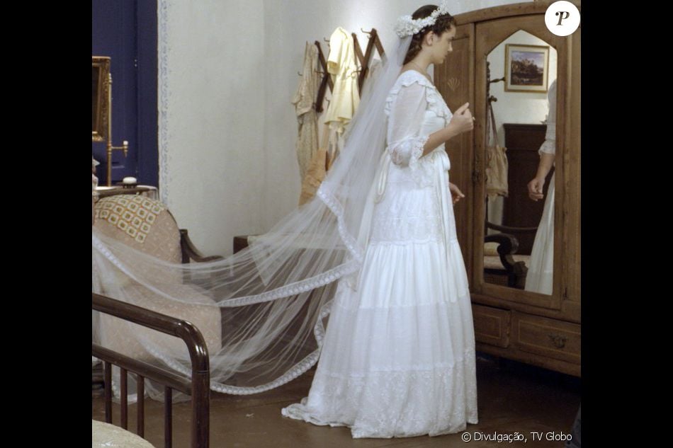 Novela 'Êta Mundo Bom': Mafalda (Camila Queiroz) se observa no espelho ao provar vestido de noiva