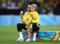 Neymar posa com o filho, Davi Lucca, de 5 anos, na banheira: 'Meu bebê'