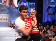 Klebber Toledo desfila com bebê durante evento em shopping, em São Paulo