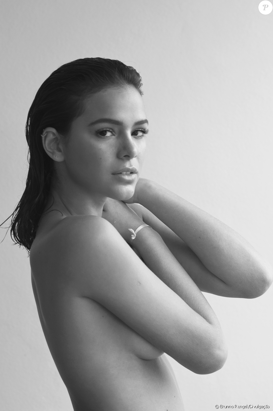Bruna Marquezine faz topless para capa da revista 'WOW' de outubro de 2016