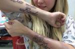 Polêmica tatuagem de Bárbara Evans em homenagem aos pais custou R$ 500