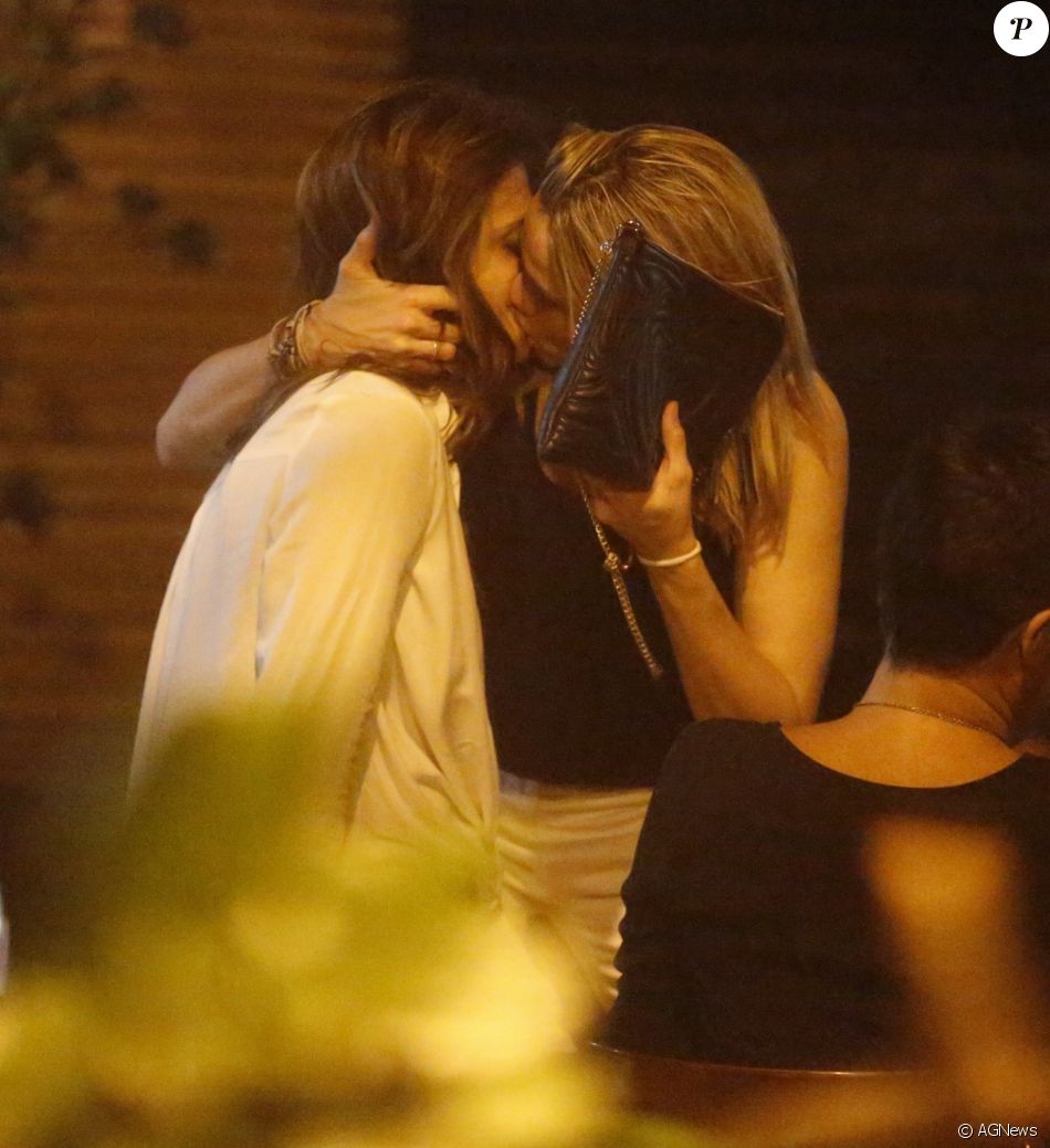 Fernanda Gentil teve o apoio dos fãs ao beijar a namorada, Priscila Montadon, em sua festa de 30º aniversário: 'Beijo do ano'