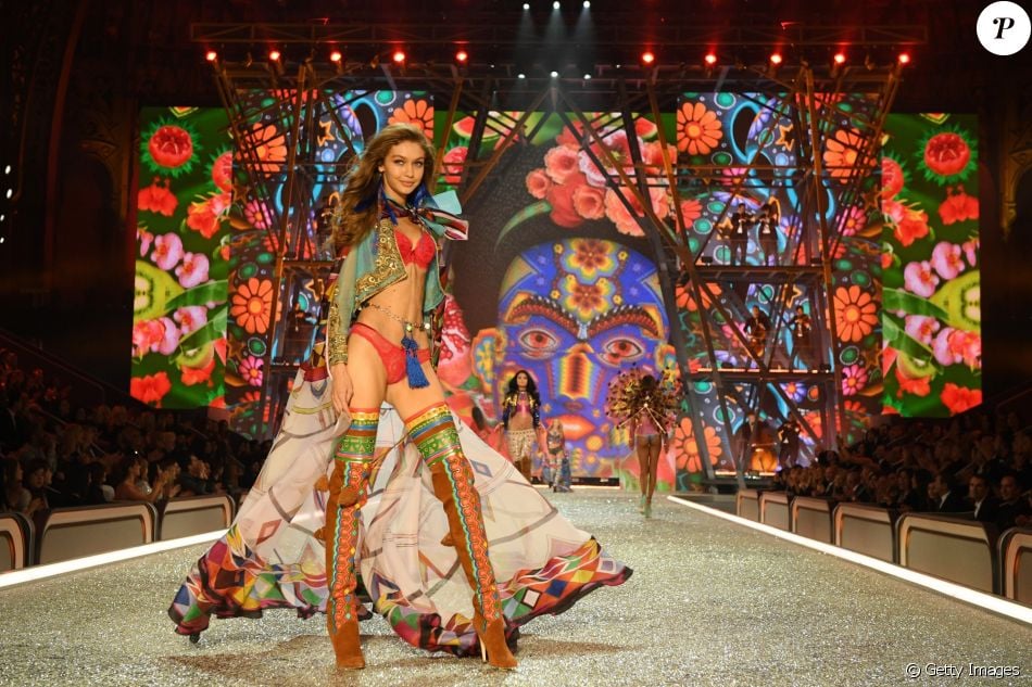Victoria's Secret Fashion Show: Gigi Hadid voltou à passarela com um look cheio de cor
