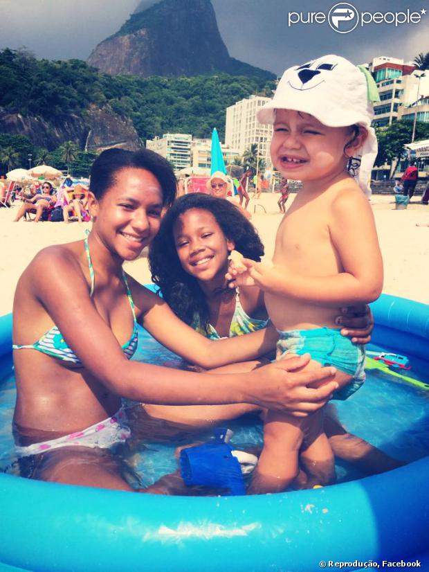 Luana Piovani levou amiguinhas para curtir a praia com Dom, neste domingo, 19 de janeiro de 2014. 'E assim começamos a semana, banhados em amor.  Juju,Luaninha e Dom. Que delícia essa criançada em casa', legendou a atriz uma foto postada no Facebool