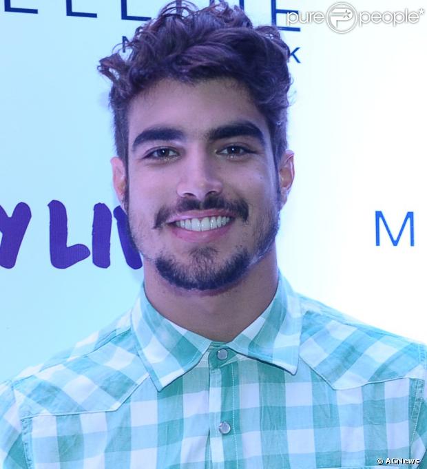 Caio Castro falou sobre o seu novo corte de cabelo em entrevista à revista 'Caras'. Ele conta que as fãs aprovaram: 'O feedback que eu tive foi que todo mundo gostou bastante'