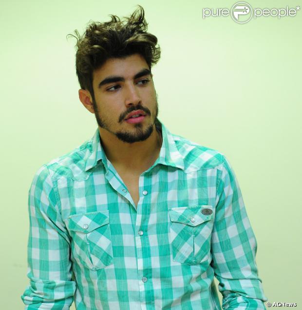 Caio Castro falou sobre o seu novo corte de cabelo em entrevista à revista 'Caras'. Ele conta que as fãs aprovaram: 'O feedback que eu tive foi que todo mundo gostou bastante'