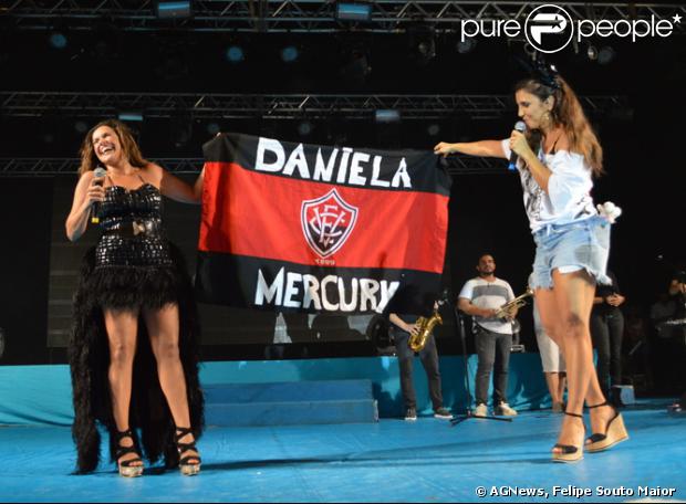 Ivete Sangalo e Daniela Mercury cantaram juntas em um evento em Salvador na noite desta sexta-feira (21 de fevereiro de 2014)