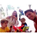 Danielle Winits se diverte com os filhos na Páscoa e brinca de caçar ovos