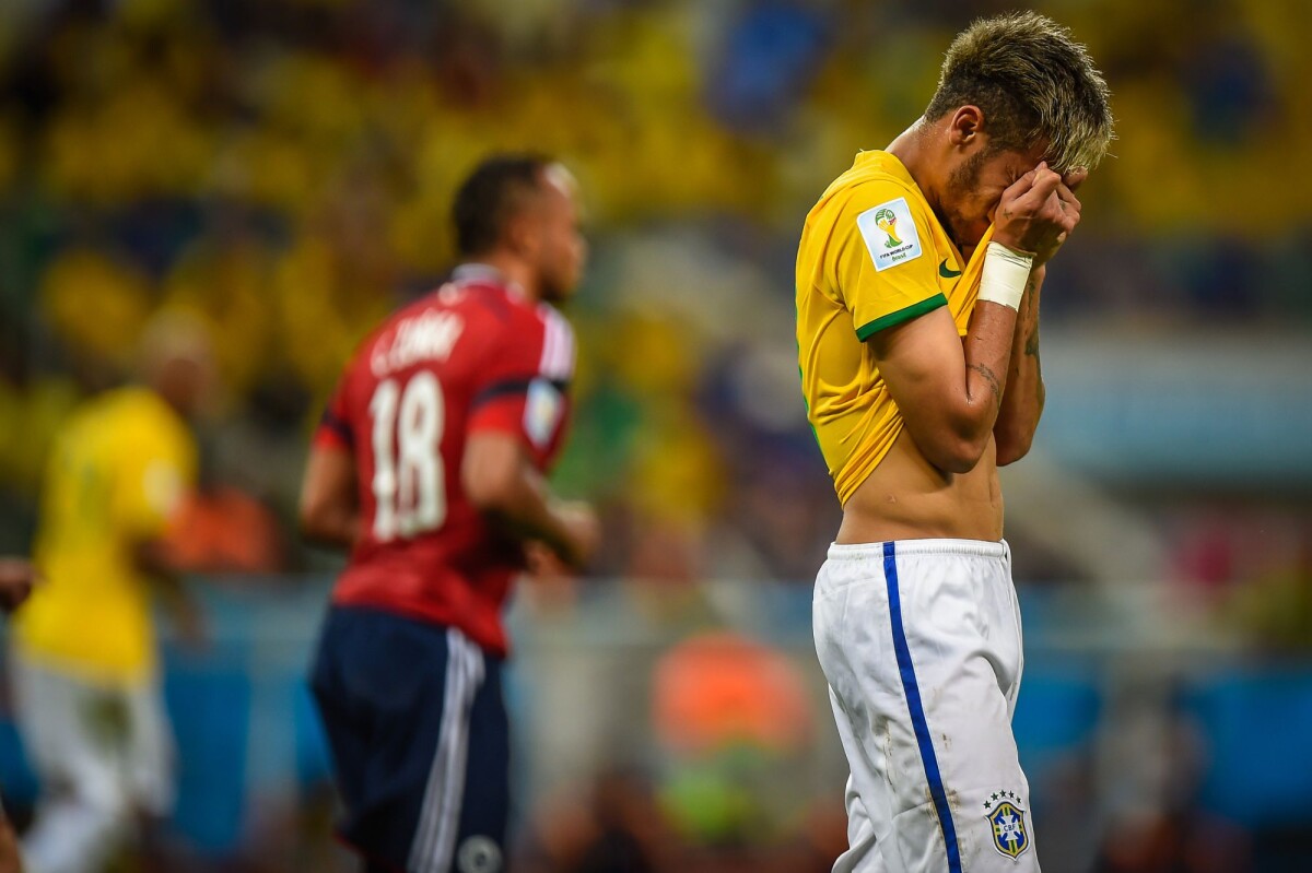 Foto Neymar sofre fratura na vértebra e está fora da Copa do Mundo