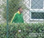 Neymar reaparece andando e simulando cabeceio em sua casa no Guarujá (SP)