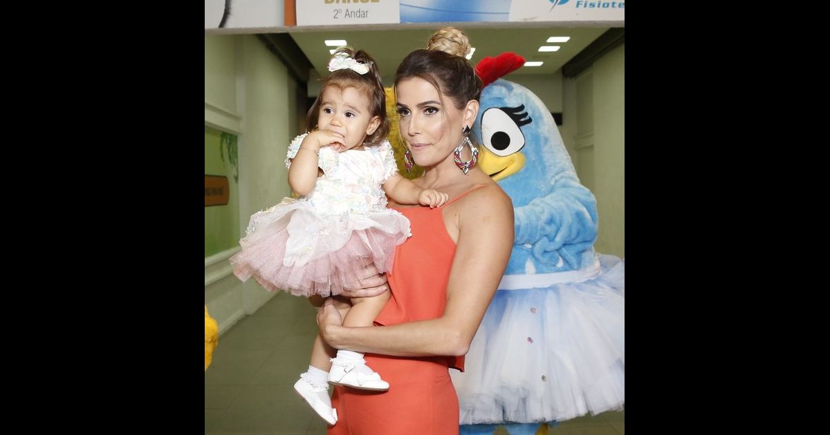 Maria Flor Filha De Deborah Secco Vestiu La Infance No Anivers Rio E