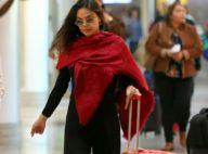 Look para viajar: Isis Valverde usa macacão com fenda e xale monogram. Fotos!