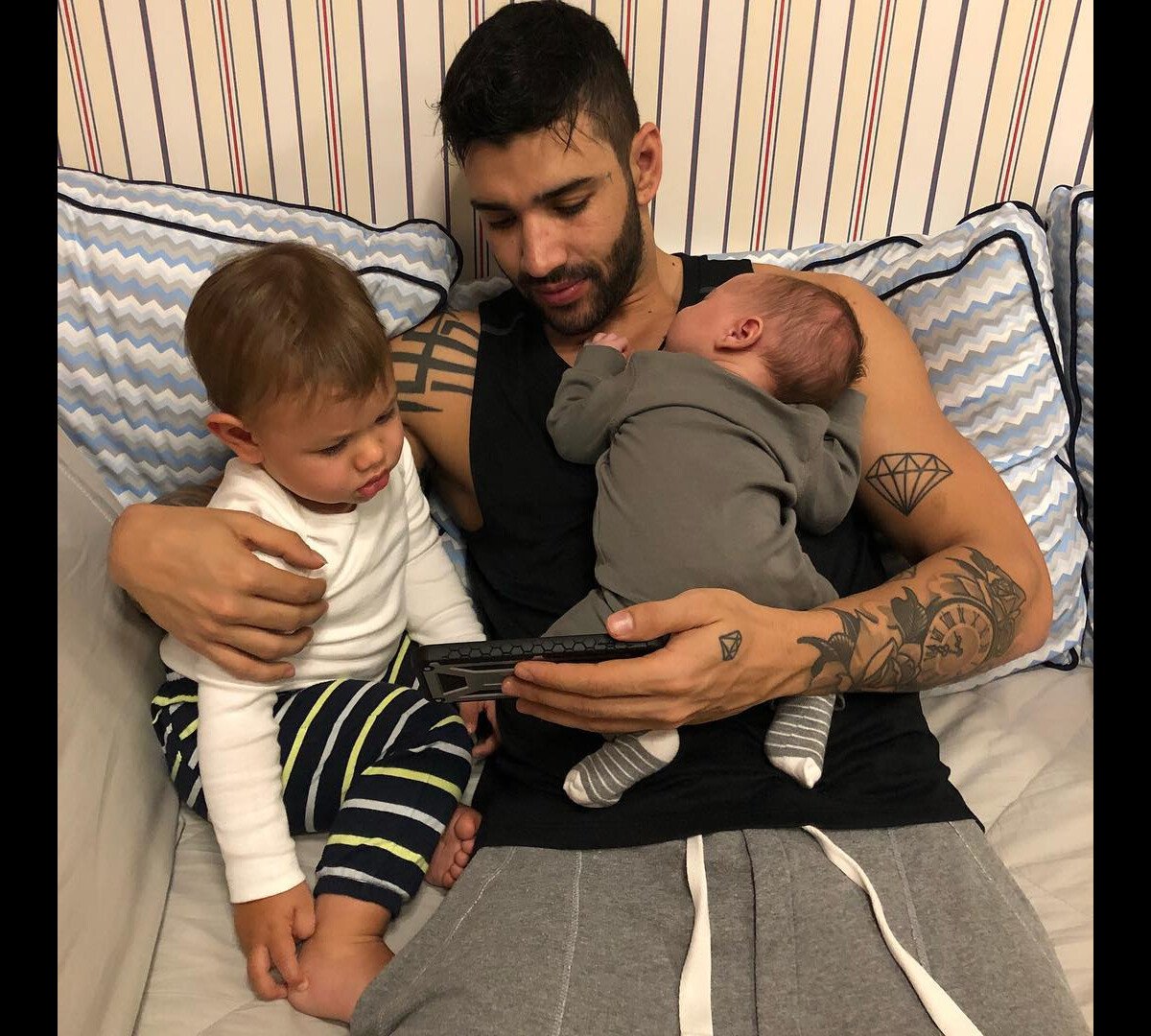 Foto Gusttavo Lima Posa Os Dois Filhos Gabriel E Samuel Purepeople