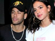 Bruna Marquezine beija Neymar e saúda jogadores após jogo do Brasil. Vídeo!
