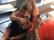 Gusttavo Lima dá beijo no filho Gabriel em foto fofa: 'Grudinho do papai'. Veja!