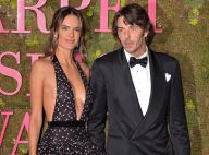 Alessandra Ambrosio leva namorado italiano a prêmio de moda sustentável. Fotos!