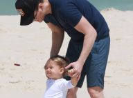 Michel Teló brinca de bola com o filho, Teodoro, em praia do Rio. Veja fotos!