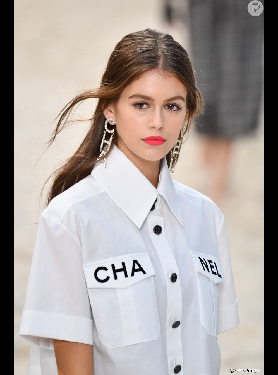 Logomania: Kaia Gerber veste look que reforÃ§a a marca Chanel em diversos elementos