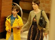 Filha de Débora Falabella exibe cabelo joãozinho em passeio com a mãe. Fotos!