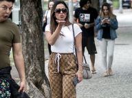 Toda de Gucci! Anitta aposta em calça bomber e tênis rasteiro no Rio. Fotos!