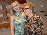 Eliana leva a mãe a evento beneficente e distribui rosas aos convidados. Fotos!