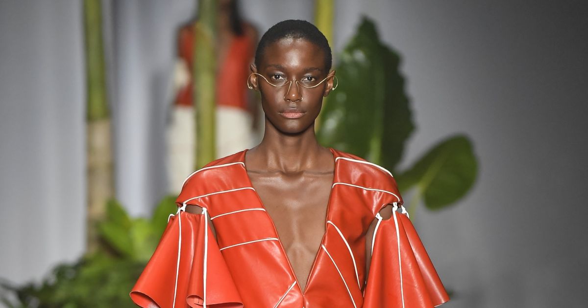 Vermelho se mostra tendência nas passarelas do SPFW Amarrações no