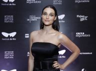Débora Nascimento alia look all black a delineado colorido para evento: 'Ousar'