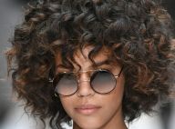 8 inspirações de cabelo cacheado com franja das passarelas de moda
