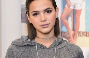 Bruna Marquezine usa pijama de seda em passeio de gôndola em Veneza