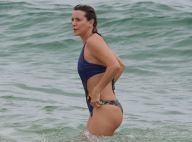 Aos 50 anos, Christine Fernandes usa maiô 'engana mamãe' e exibe corpão na praia