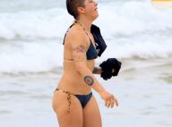 Mergulho no mar e champanhe: namorada de Nanda Costa curte dia na praia. Fotos!
