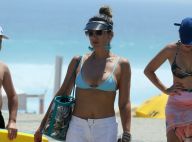 Flávia Alessandra vai a praia com a família em dia de calor, no Rio