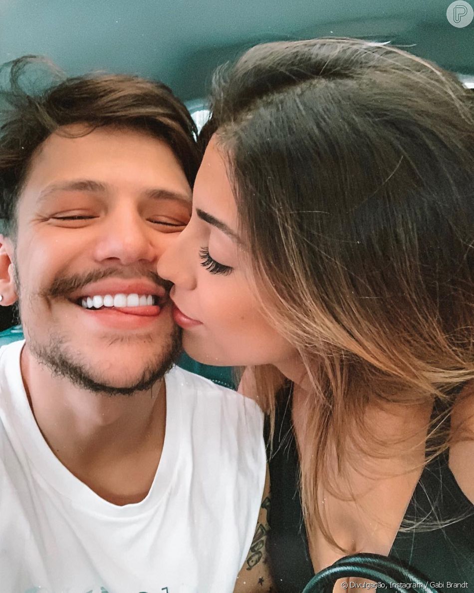 Gabi Brandt e Saulo Poncio estão em um relacionamento há oito meses