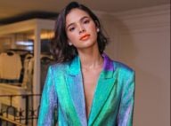 Holográfico, coral & animal print! Bruna Marquezine monta look com mix de trends