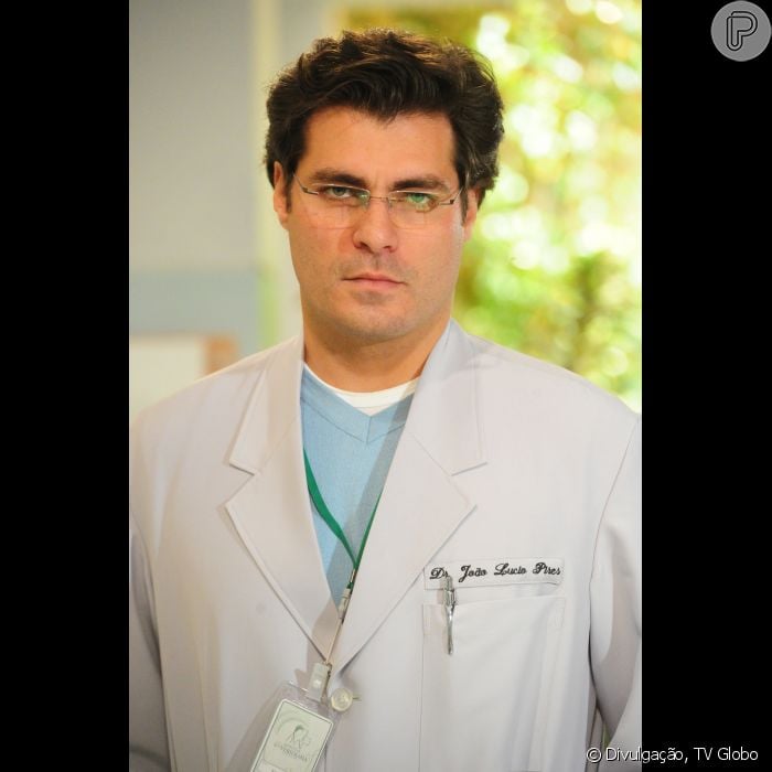 Thiago Lacerda exibe visual sem barba ao interpretar médico na novela