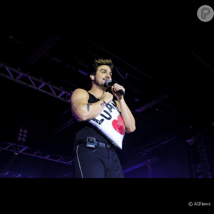 Luan Santana Ganha Almofada De F Em Show Em S O Paulo Purepeople