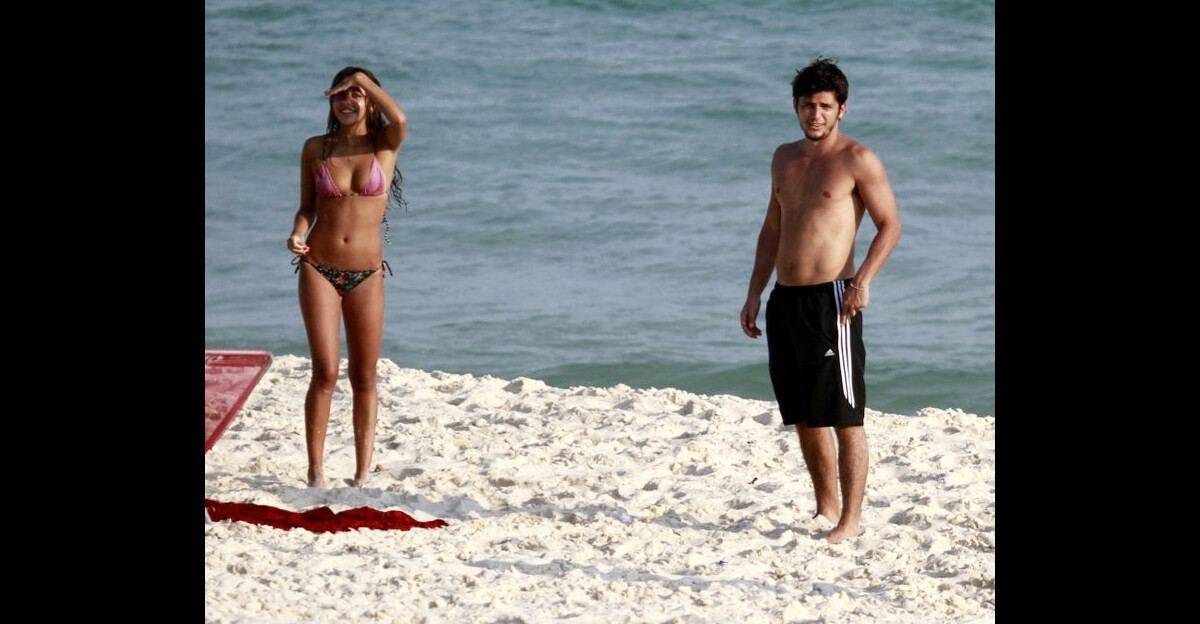 Foto Yanna Lavigne E Bruno Gissoni S O Flagrados Juntos Na Praia Da