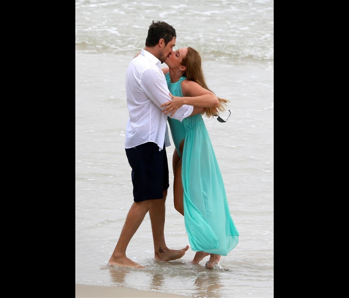 Foto Paolla Oliveira e Sérgio Guizé gravaram cenas de beijo na praia