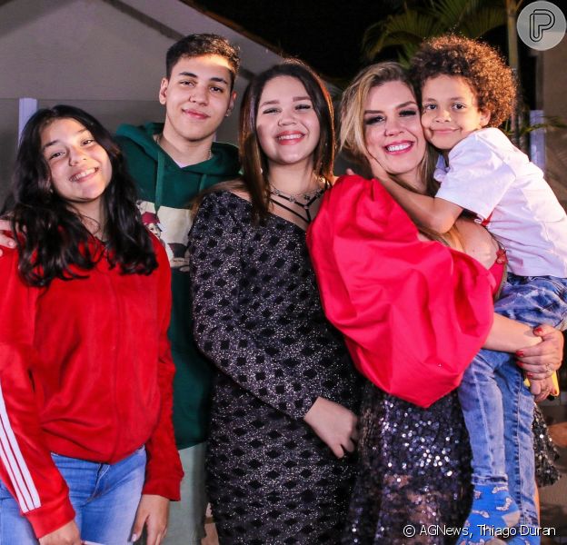 Filhos De Simony Chamam Aten O Em Foto De Anivers Rio Da M E Fam Lia