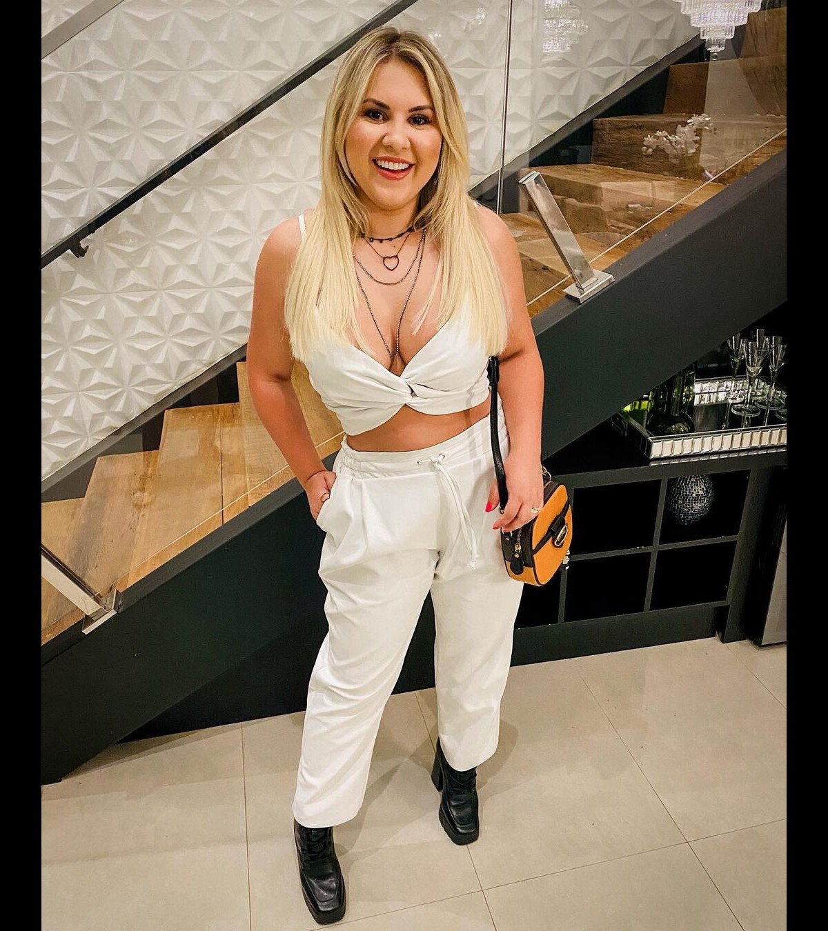 Foto Natália Toscano apostou em um conjunto branco e deixou a barriga