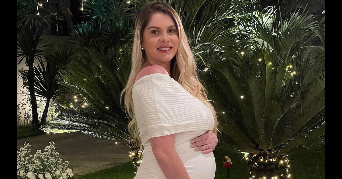 Bárbara Evans posa na noite de réveillon exibindo a barriga de gravidez