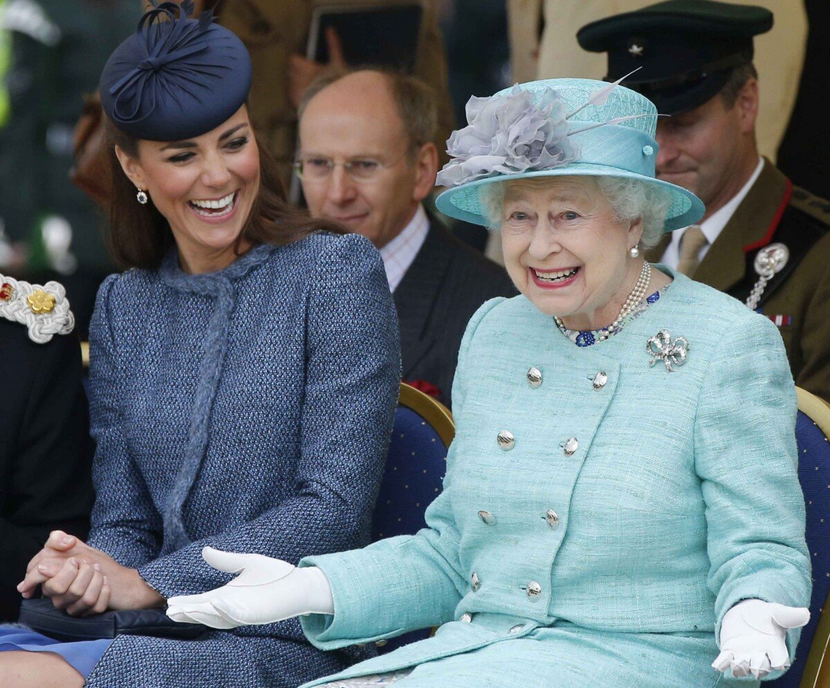 Foto As joias da Rainha Elizabeth II serão divididas entre as mulheres