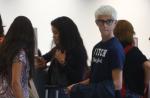 Filho de Fátima Bernardes e William Bonner aparece no aeroporto com cabelo loiro