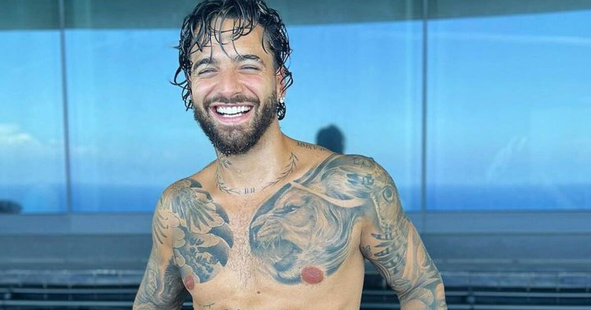 Maluma posta nude na piscina e deixa escapar parte íntima em foto Uma anaconda Veja
