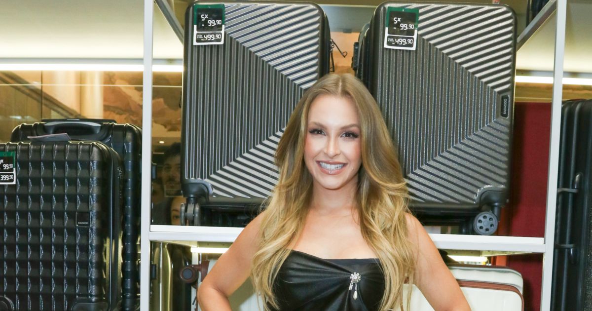 Carla Diaz apostou em um look all black sem alça e justo alguns