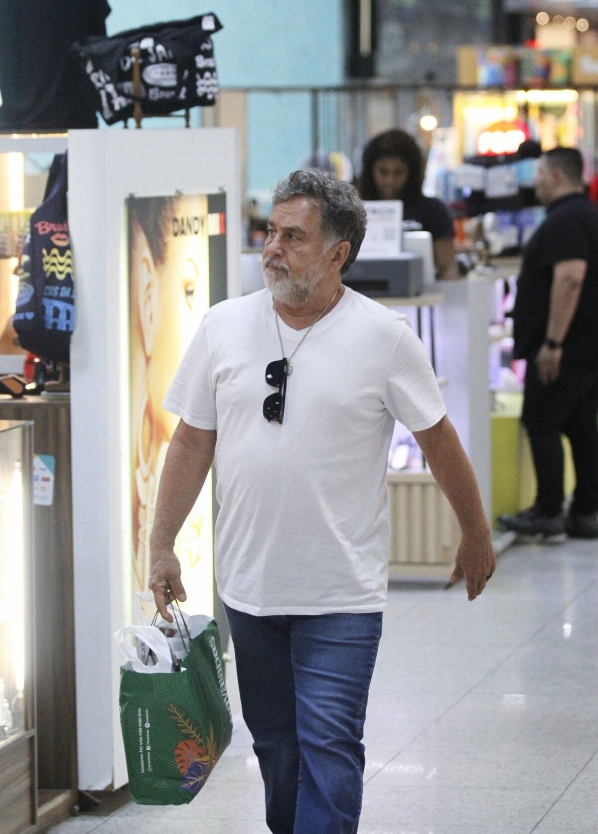 Foto Marcos Frota apostou em look casual para cruzar o saguão do